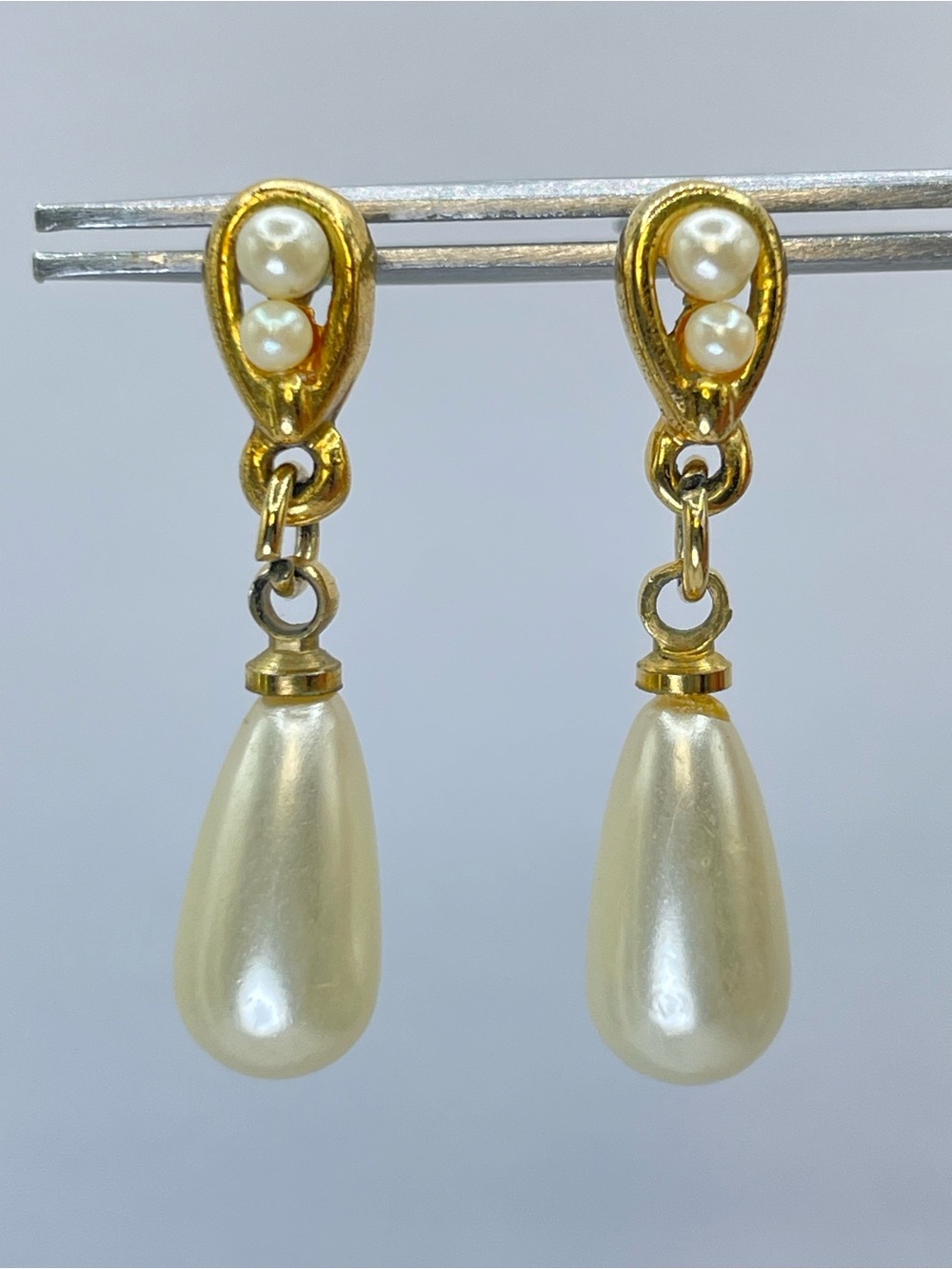 Vintage Sarah Coventry Gold Tone Faux Pearl Teardrop Dangle Earrings